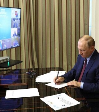 Верфи оказались загнанными в долги